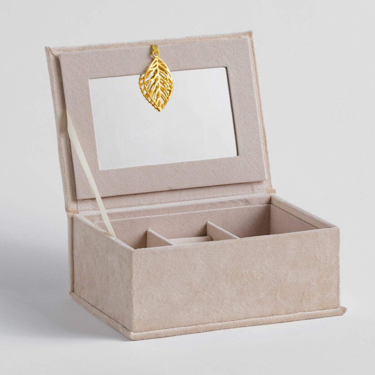 Welurowa szkatułka na biżuterią z ozdobnym zapięciem angeles