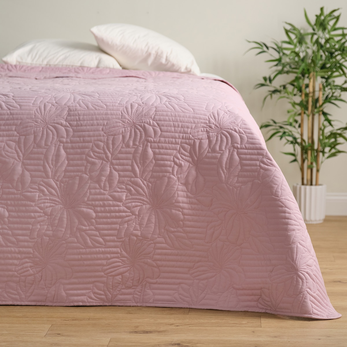 Jednokolorowa narzuta na łóżko z przeszywanym wzorem Solosao 200x220 cm z motywem kwiatowym