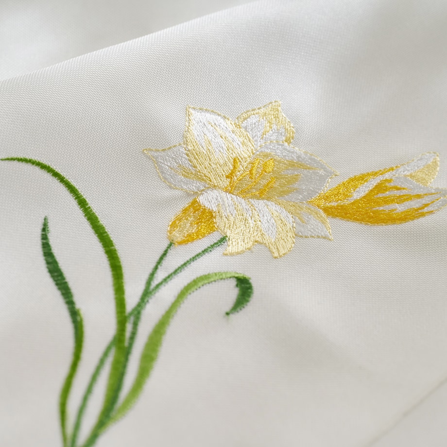 Obrus Haftowany Dafodil 130x174 cm z motywem kwiatowym