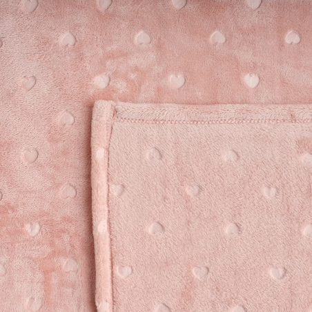 Jednokolorowy koc z wytłoczonym wzorem Kisalis 150x200 cm z motywem serc