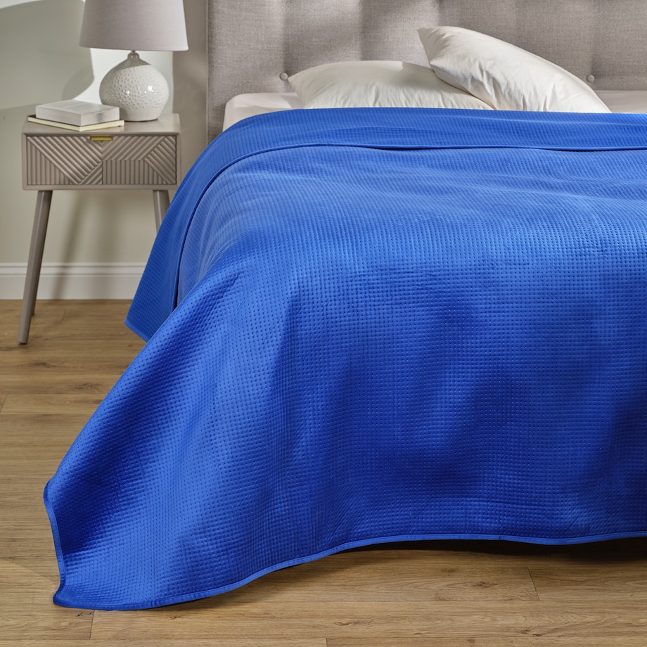 Jednokolorowa narzuta na łóżko z wytłoczonym wzorem Pontoso 200x220 cm