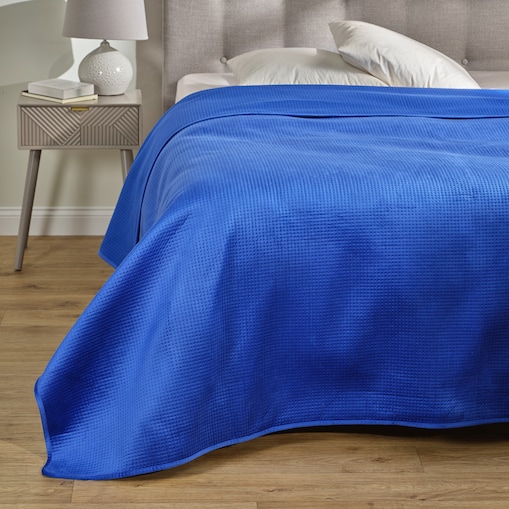 Jednokolorowa narzuta na łóżko z wytłoczonym wzorem Pontoso 200x220 cm