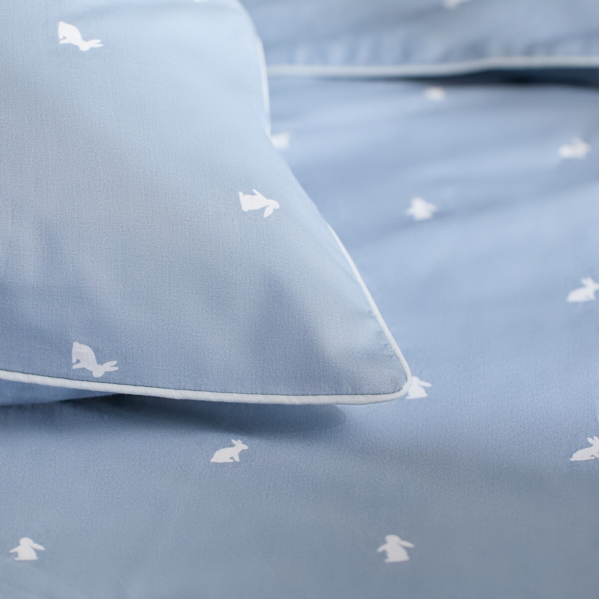 Pościel bawełniana z lamówką Leveriso 160x200 cm z motywem królika