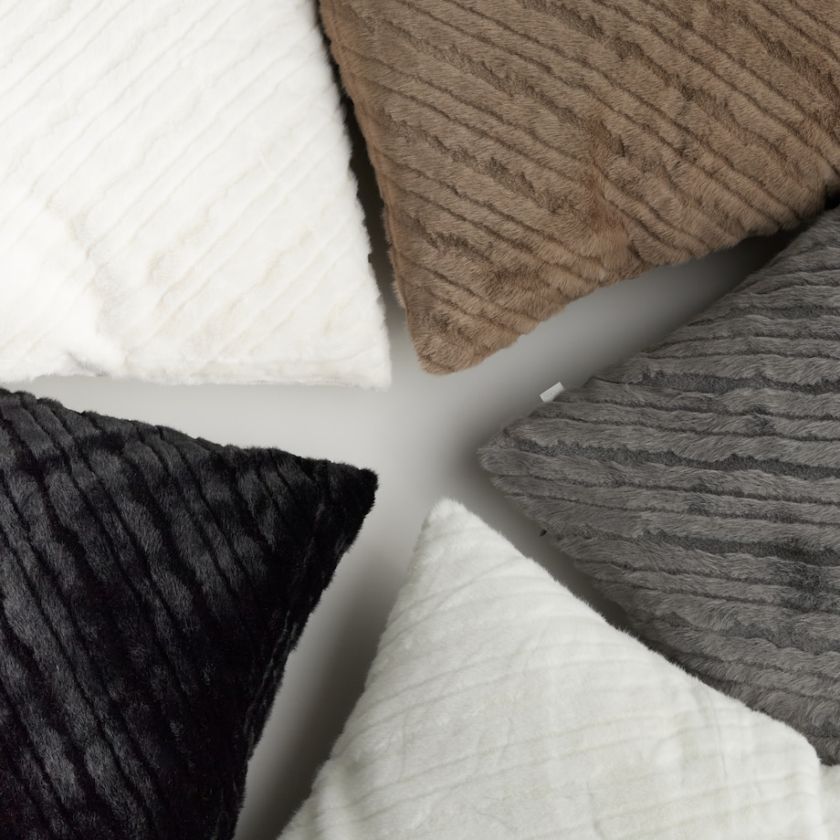 Poszewka Futrzana Pufos 45x45 cm z motywem geometrycznym