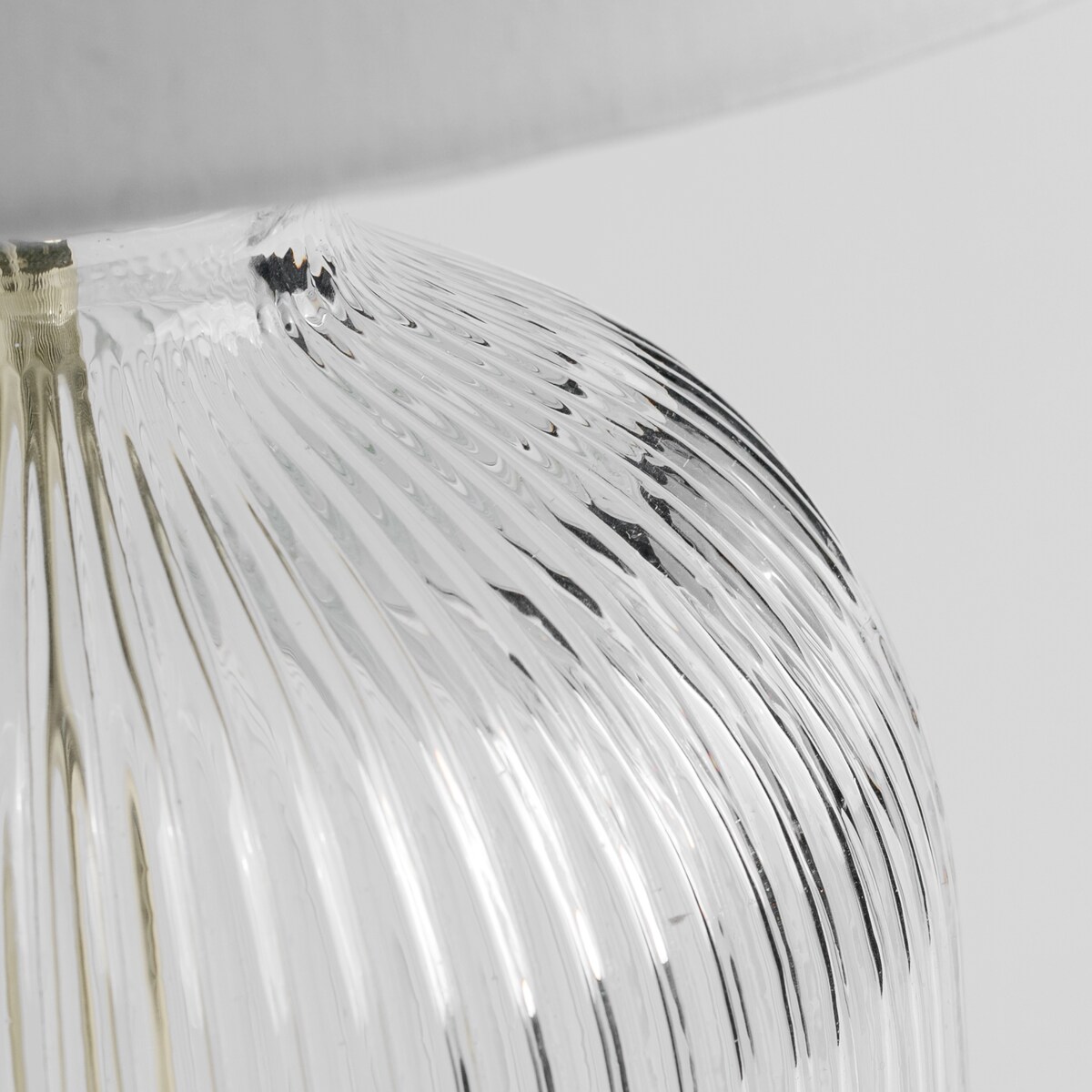 Alto lampa stołowa ze szklaną podstawą