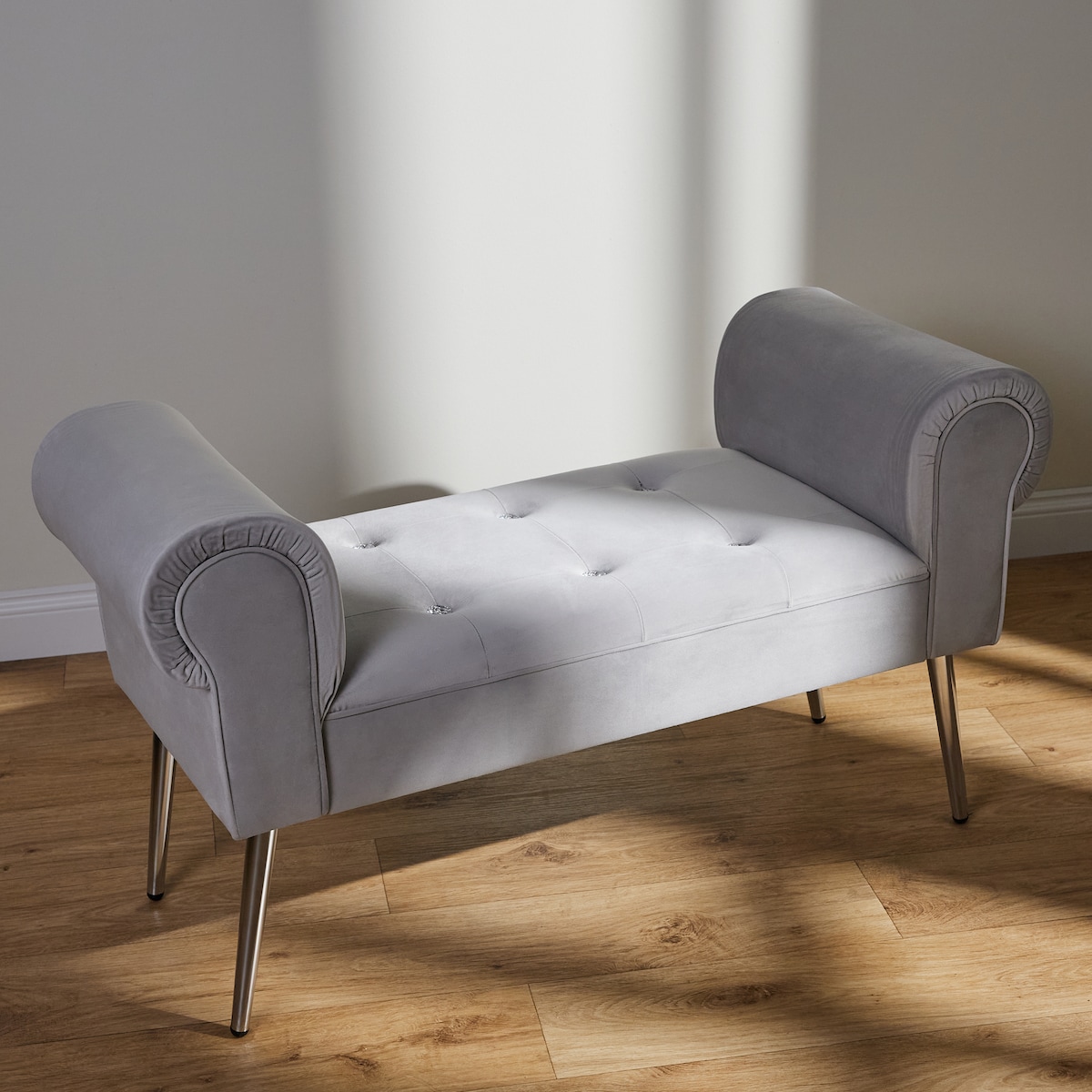 Welurowy szezlong w stylu glamour wykończony cyrkoniami atlin