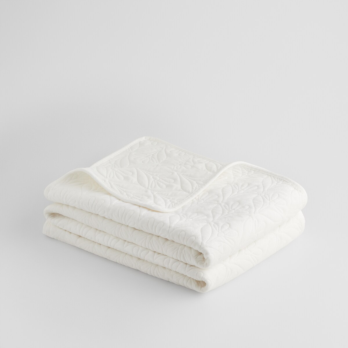 Jednokolorowa narzuta na łóżko z przeszywanym wzorem arabeski Velutio 200x220 cm