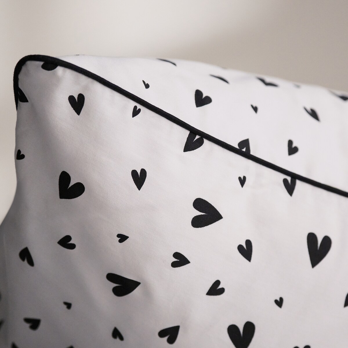 Pościel z bawełny satynowej z lamówką Malorina 140x200 cm z motywem serc