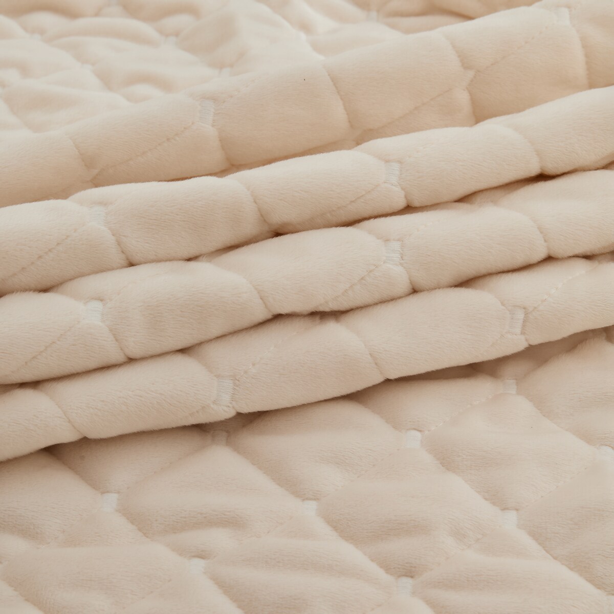 Jednokolorowa narzuta na łóżko z przeszywanym wzorem Greatte 200x220 cm