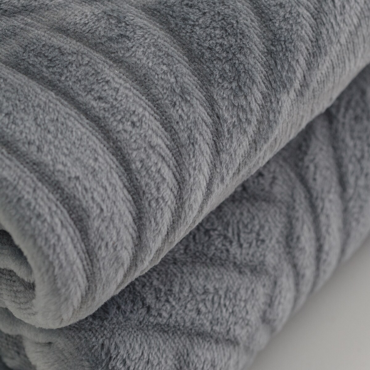 Jednokolorowy koc z wytłoczonym wzorem Leafline 150x200 cm