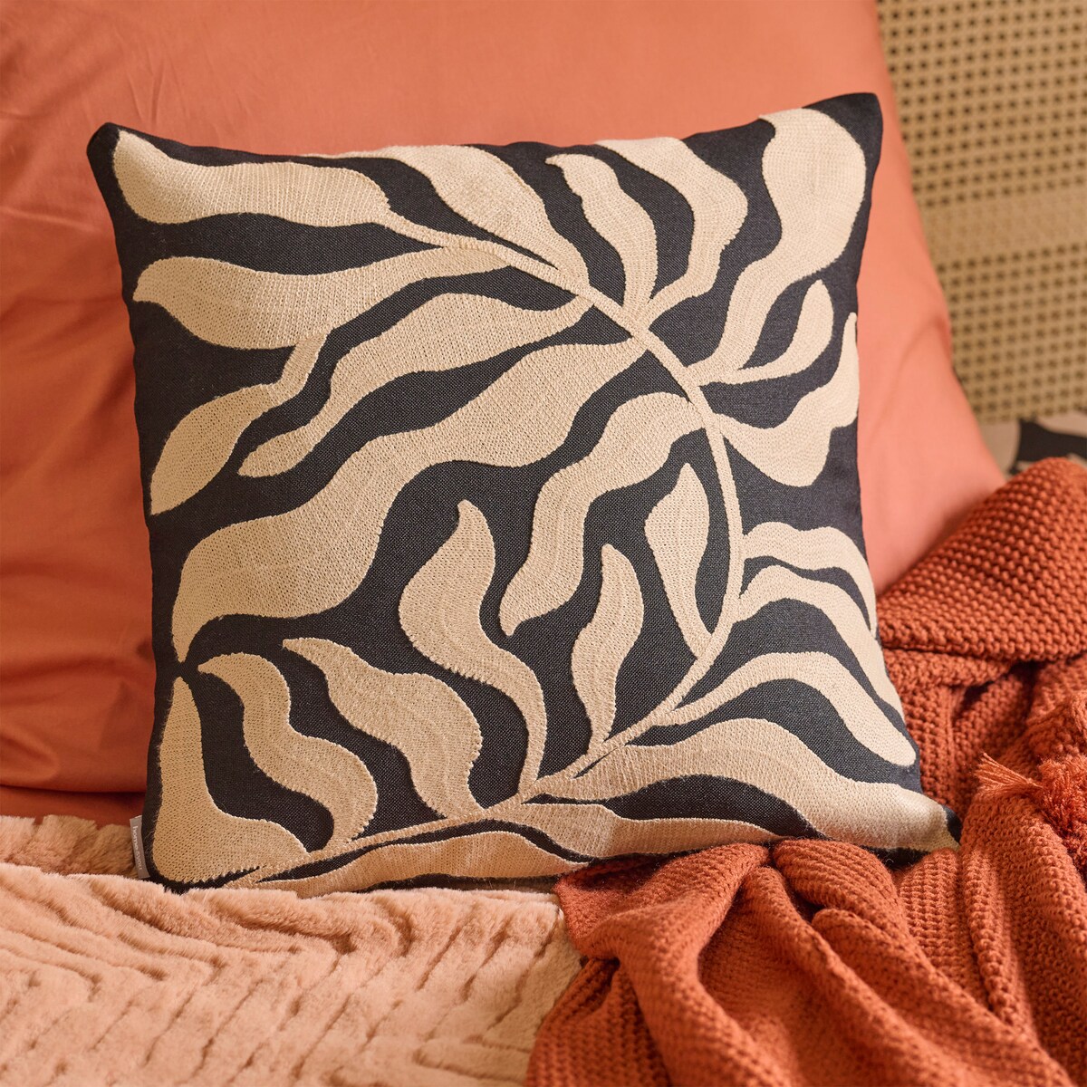 Poszewka Haftowana Kamea 45x45 cm z motywem roślinnym