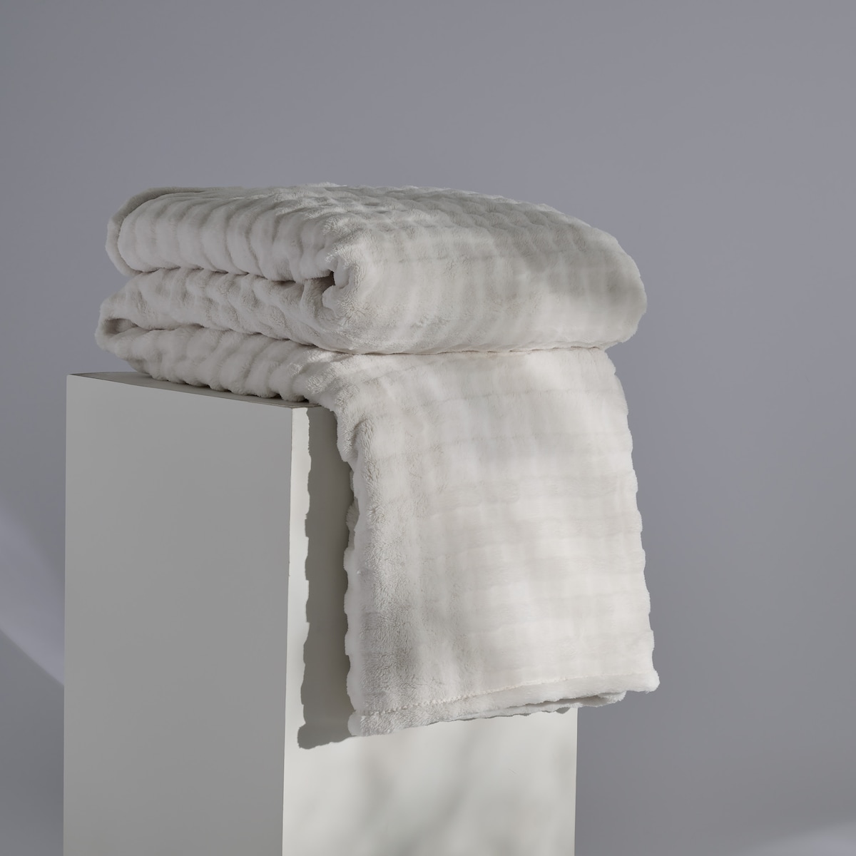 Jednokolorowy koc z wytłoczonym wzorem Operta 150x200 cm