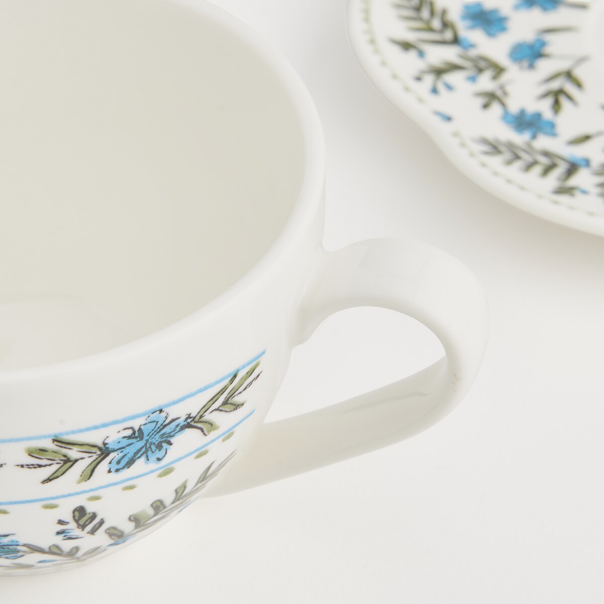 Filiżanka Ze Spodkiem Avenel z motywem kwiatowym