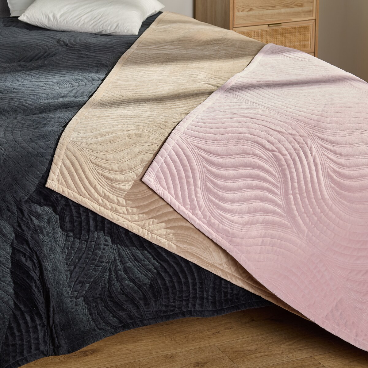 Jednokolorowa narzuta na łóżko z wytłoczonym wzorem Kaylin 200x220 cm