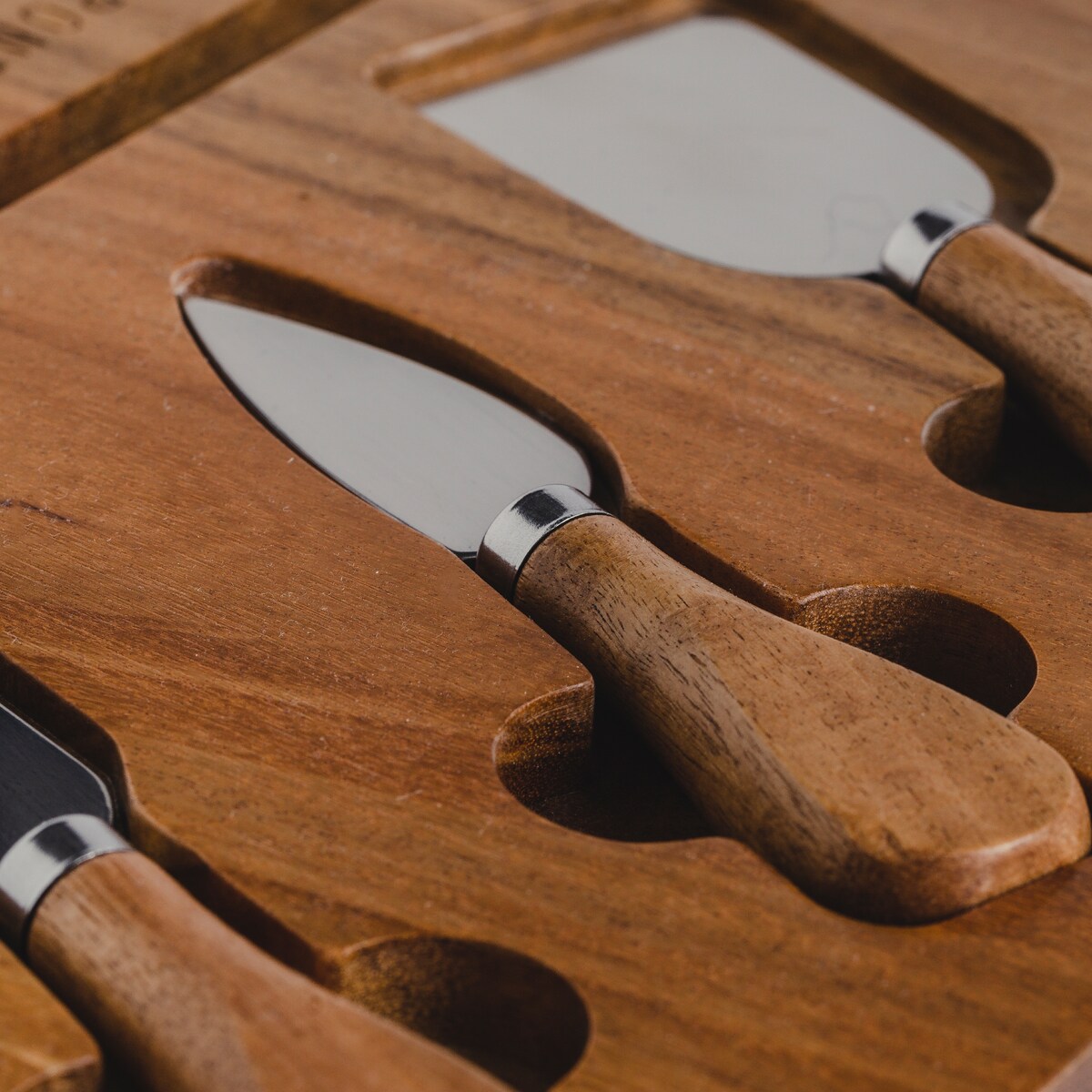 Deska z akacji Queso Grandos do krojenia lub serwowania z motywem napisów