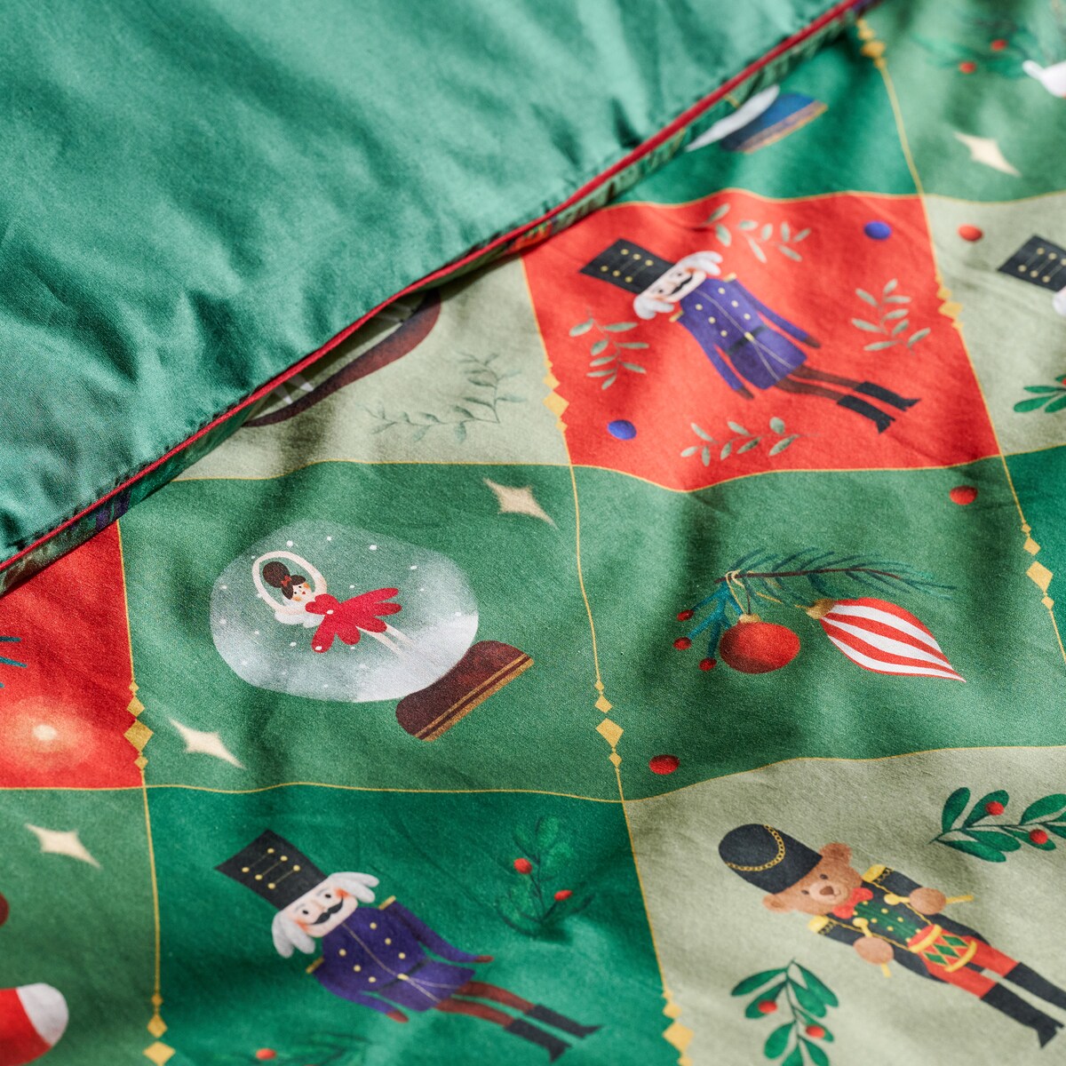 Pościel bawełniana z lamówką Nutpatcher 200x220 cm z motywem dziadka do orzechów