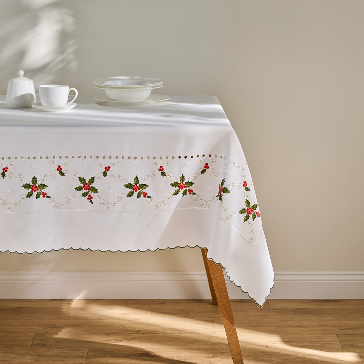 Obrus Haftowany Merrila 147x220 cm z motywem gwiazdy betlejemskiej