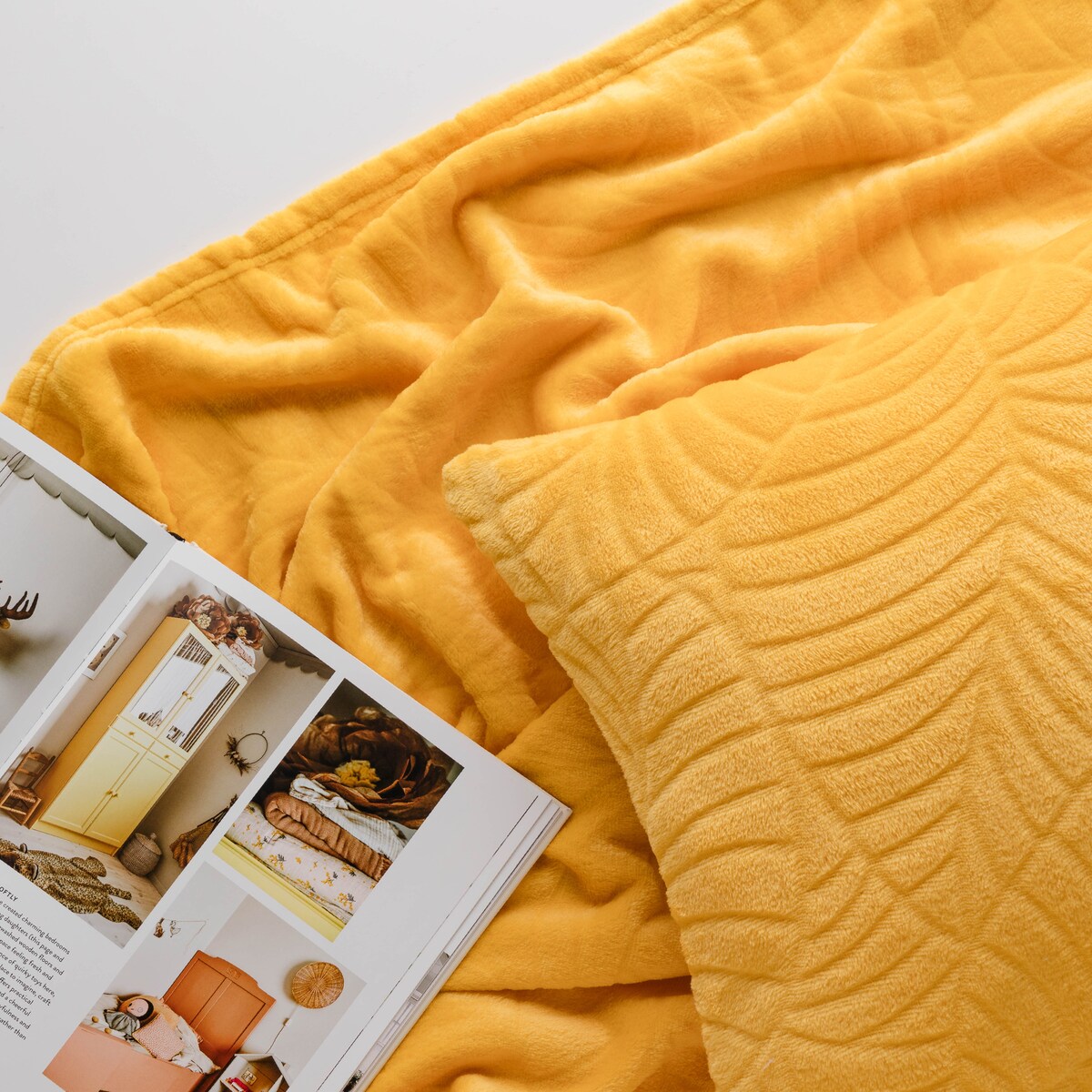 Jednokolorowy koc z wytłoczonym wzorem Leafline 150x200 cm