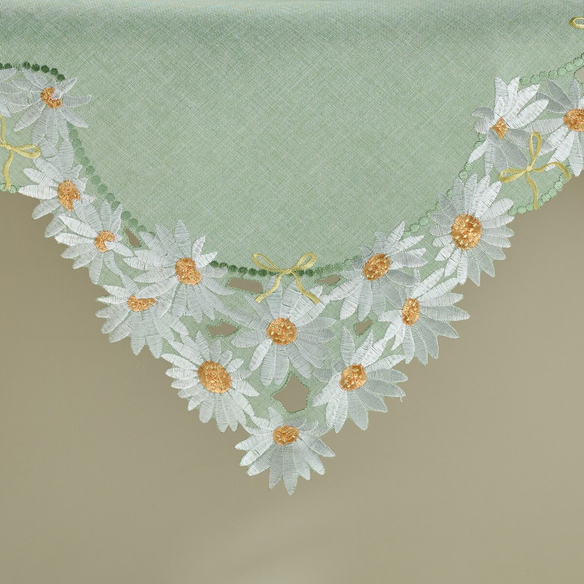 Serweta Haftowana Mintsy 80x80 cm z motywem kwiatowym