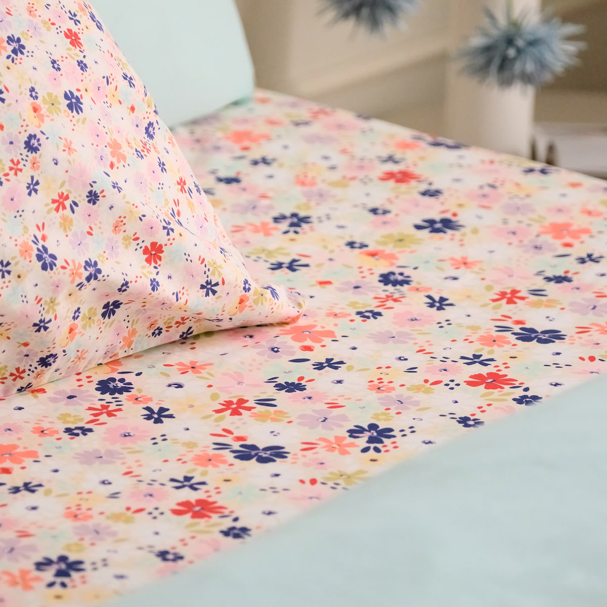 Prześcieradło z mikrofibry z gumką Bloomi 140x200 cm z motywem kwiatowym