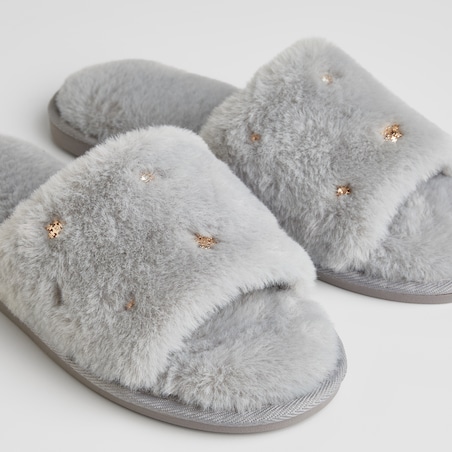 Kapcie Nulino z motywem gwiazdy