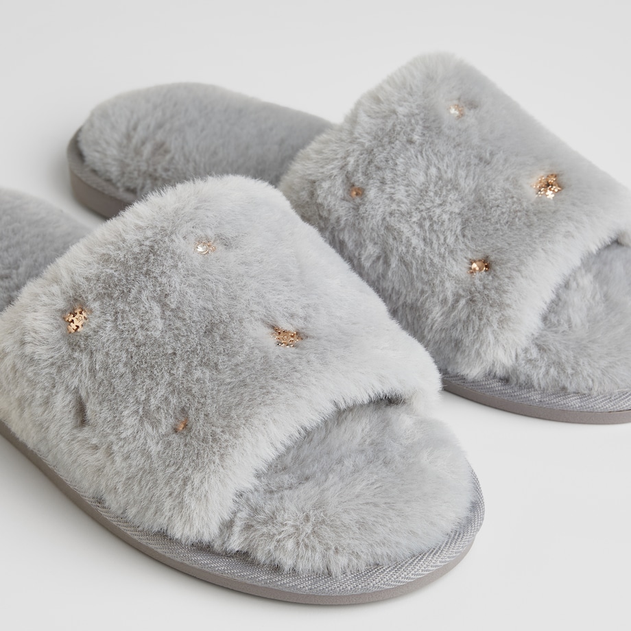 Kapcie Nulino z motywem gwiazdy