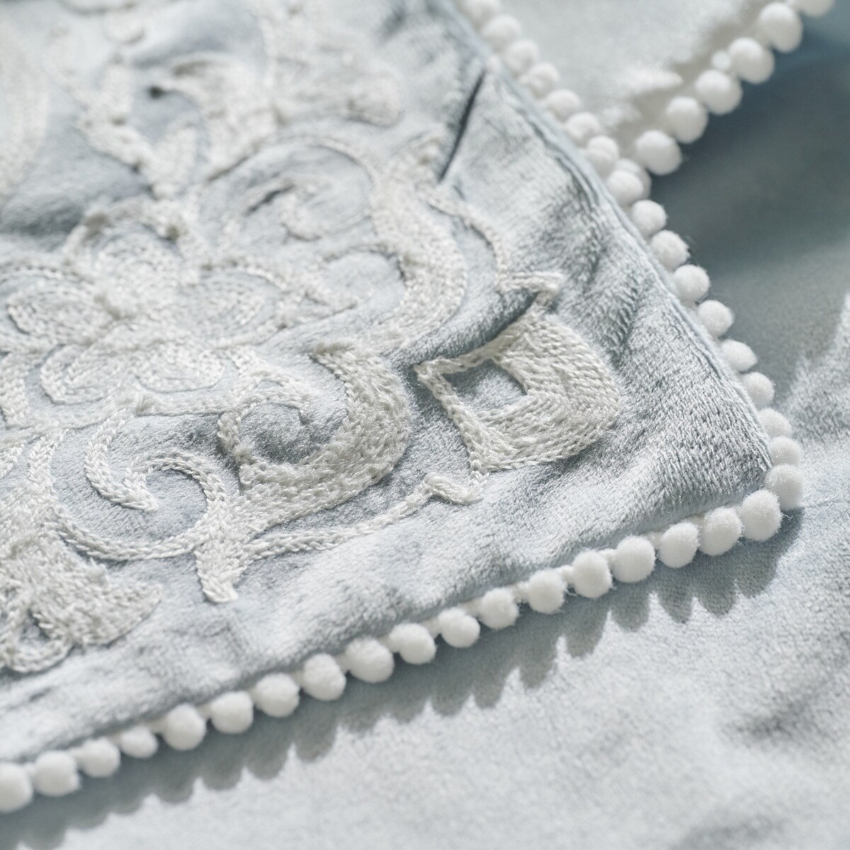 Bieżnik Haftowany Blando 45x180 cm z motywem królika