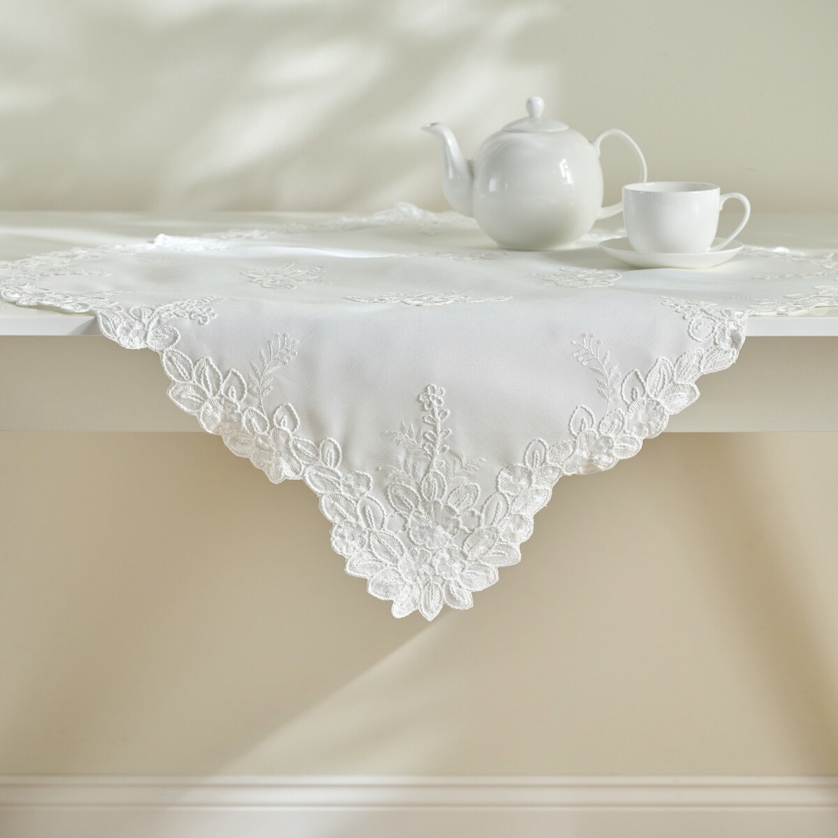 Serweta Haftowana Lucro 80x80 cm z motywem kwiatowym