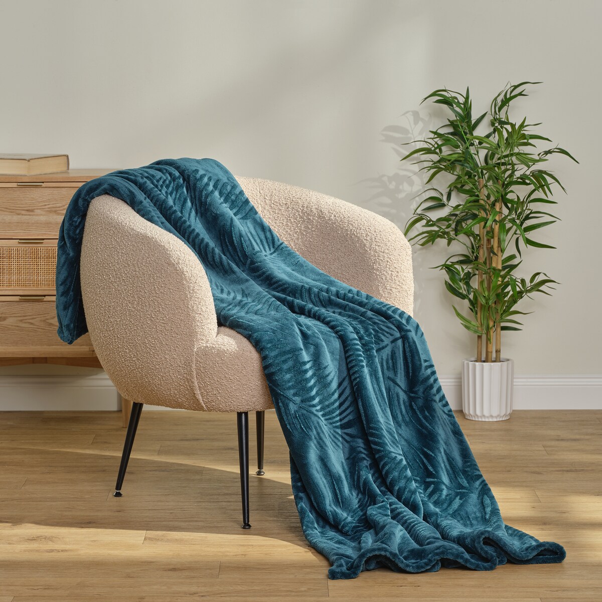 Jednokolorowy koc z wytłoczonym wzorem Lunisi 150x200 cm z motywem tropikalnym