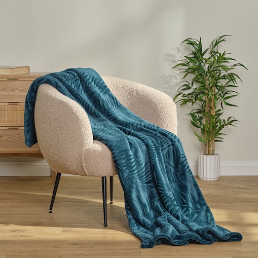 Jednokolorowy koc z wytłoczonym wzorem Lunisi 150x200 cm z motywem tropikalnym