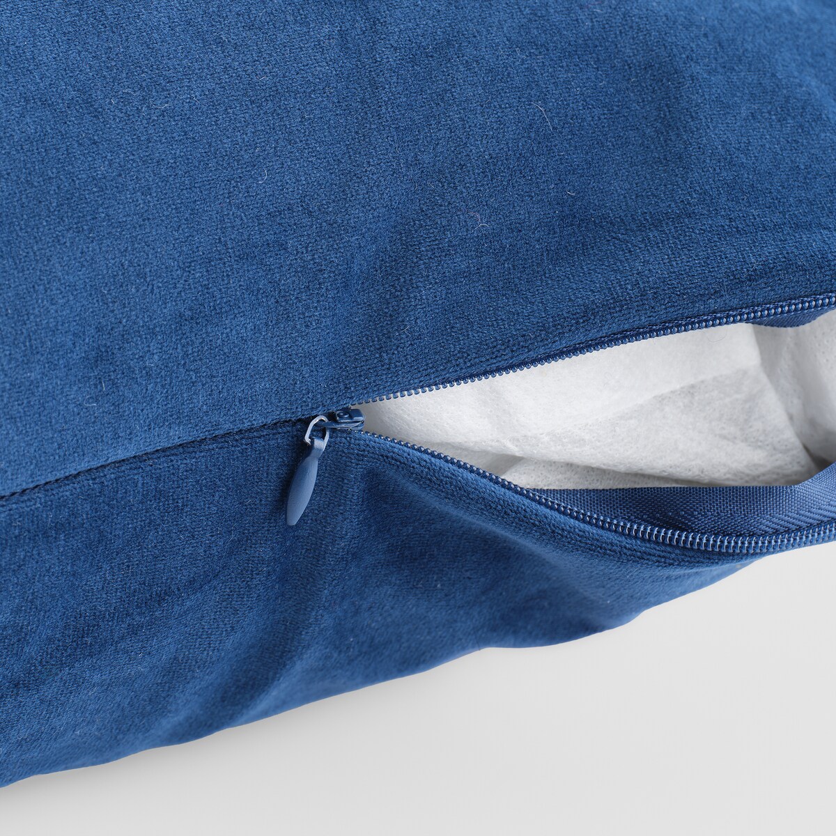 Poszewka Haftowana Kolibrio 45x45 cm z motywem tropikalnym