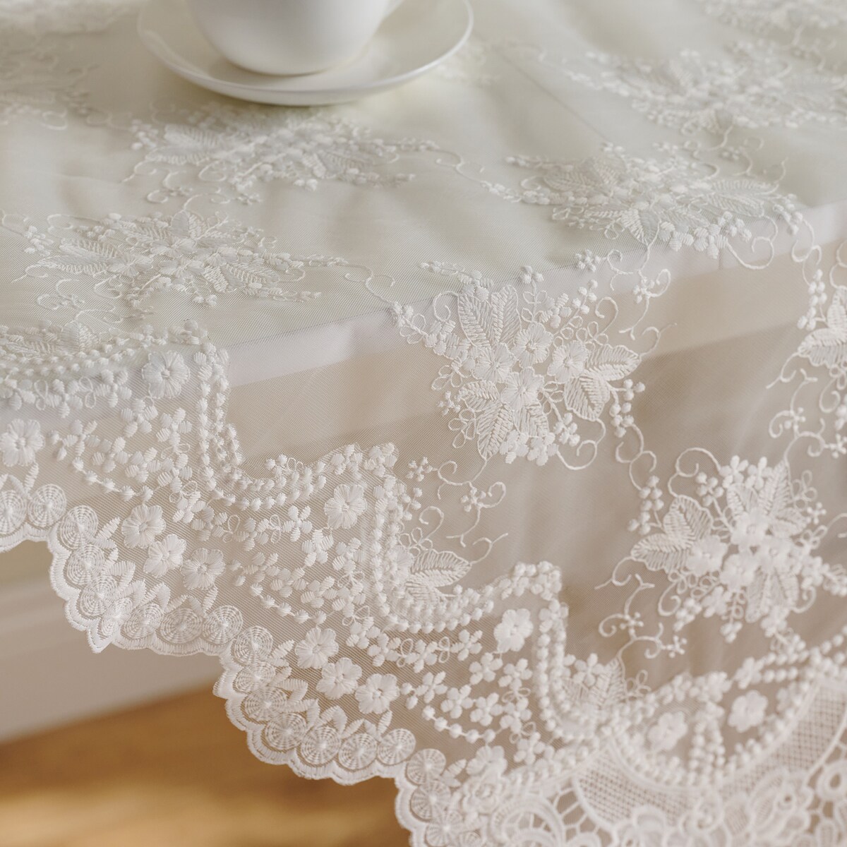 Serweta koronkowa Lirio 80x80 cm z motywem kwiatowym