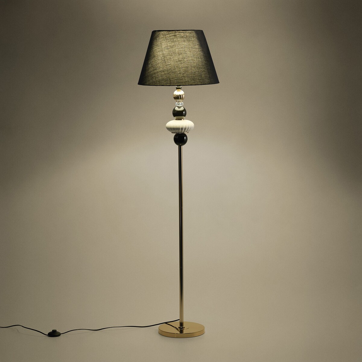 Lampa Podłogowa Nefretti z motywem geometrycznym