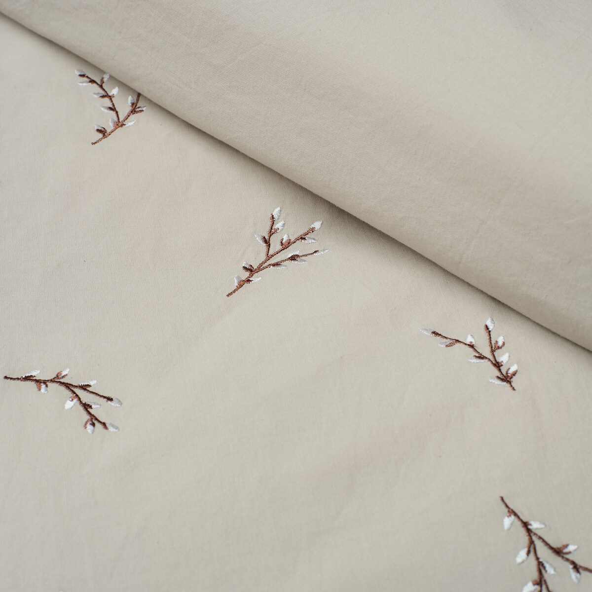 Pościel bawełniana z haftem Bazin 200x220 cm z motywem roślinnym