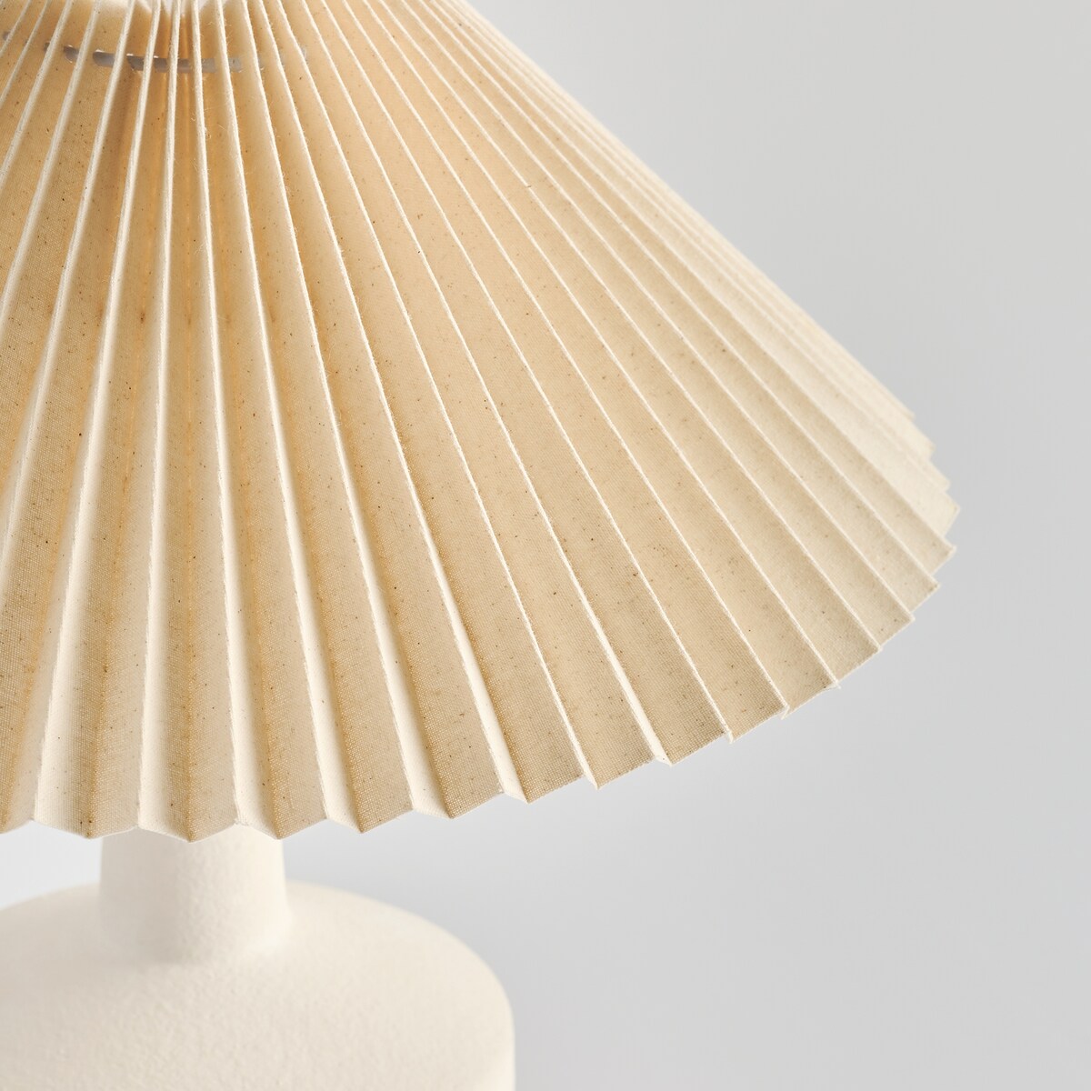 lampa stołowa z plisowanym kloszem branko