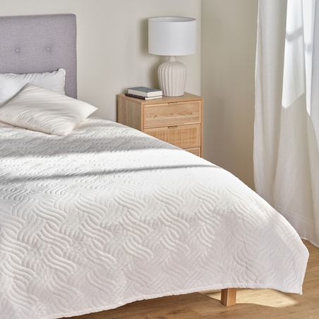 Jednokolorowa narzuta na łóżko z wytłoczonym wzorem Bessaria 200x220 cm