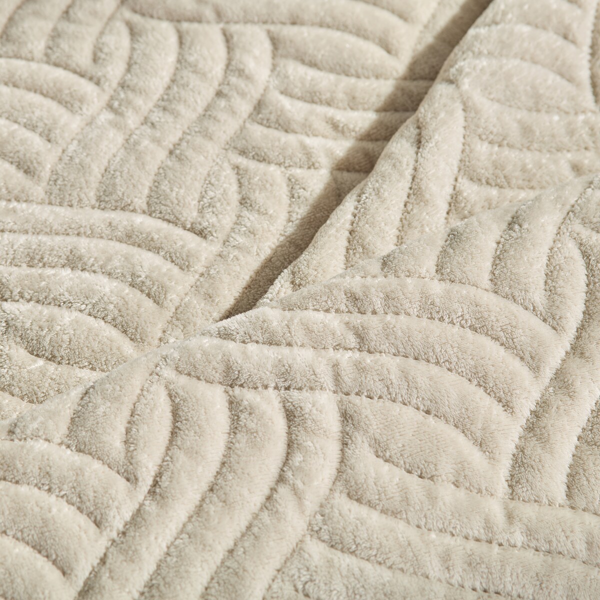 Jednokolorowa narzuta na łóżko z wytłoczonym wzorem Bessaria 200x220 cm