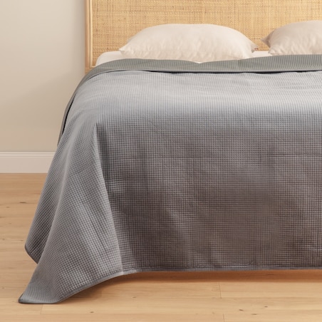 Jednokolorowa narzuta na łóżko z wytłoczonym wzorem Pontoso 200x220 cm