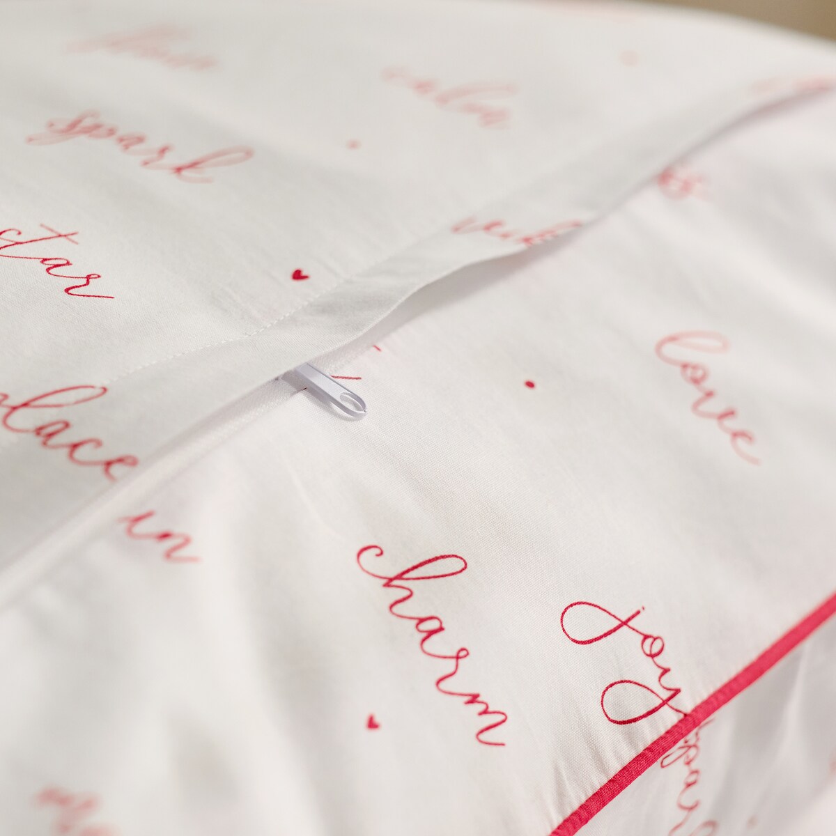 Pościel bawełniana z lamówką Zafir 200x220 cm z motywem napisów