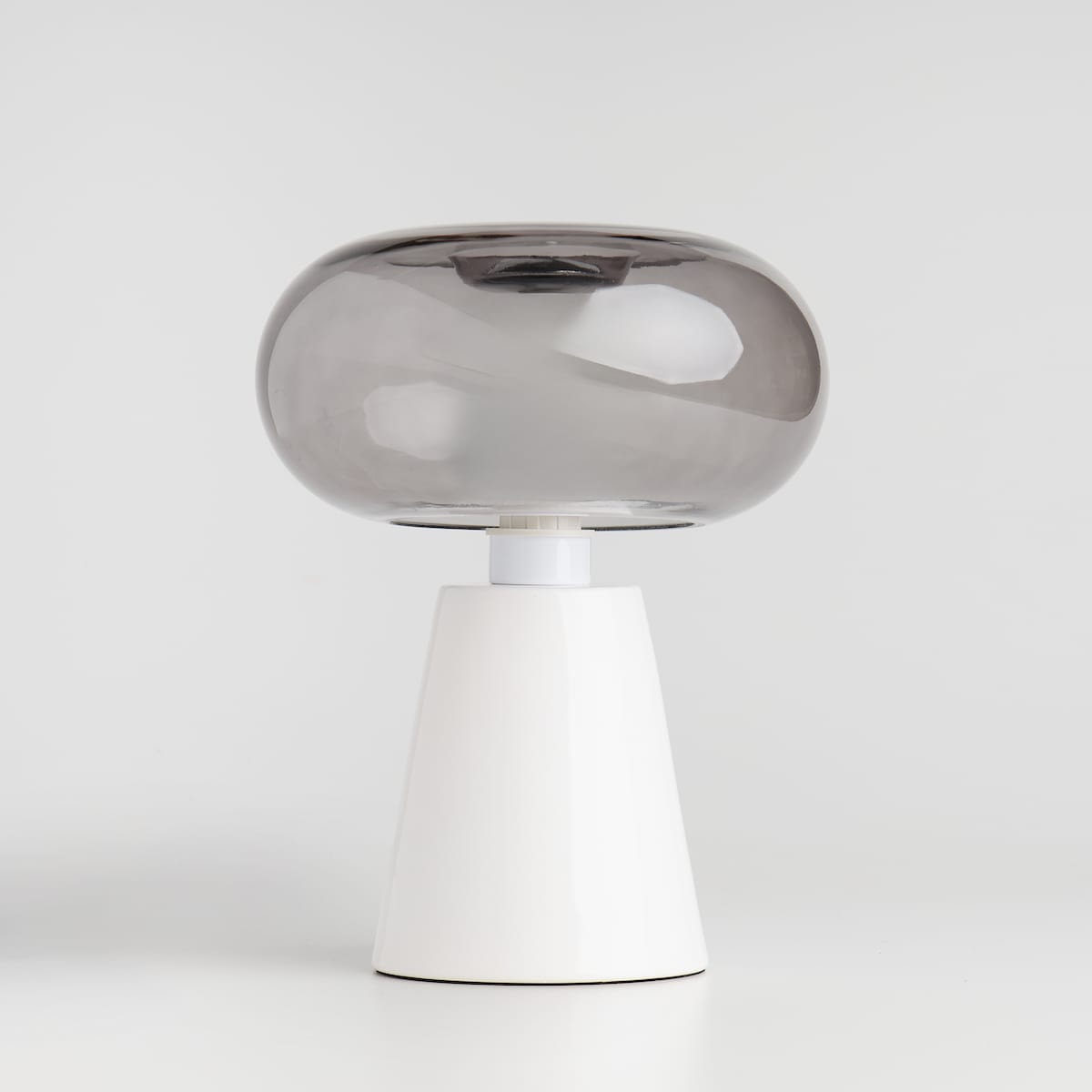 lampa stołowa z kloszem w kształcie kuli margareta