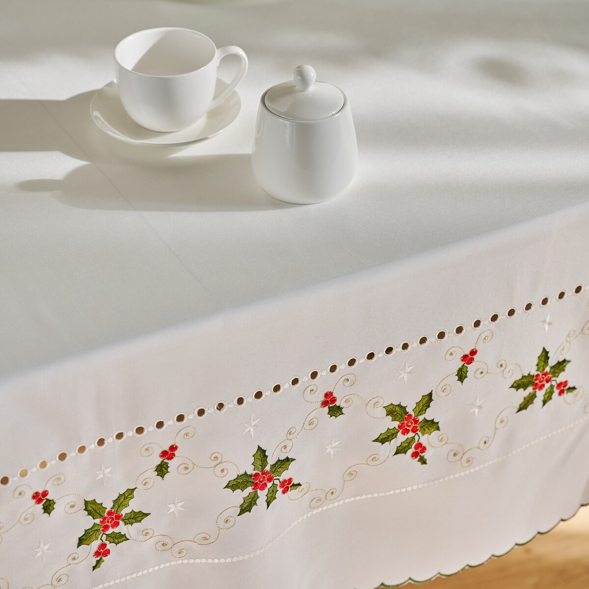 Obrus Haftowany Merrila 147x220 cm z motywem gwiazdy betlejemskiej