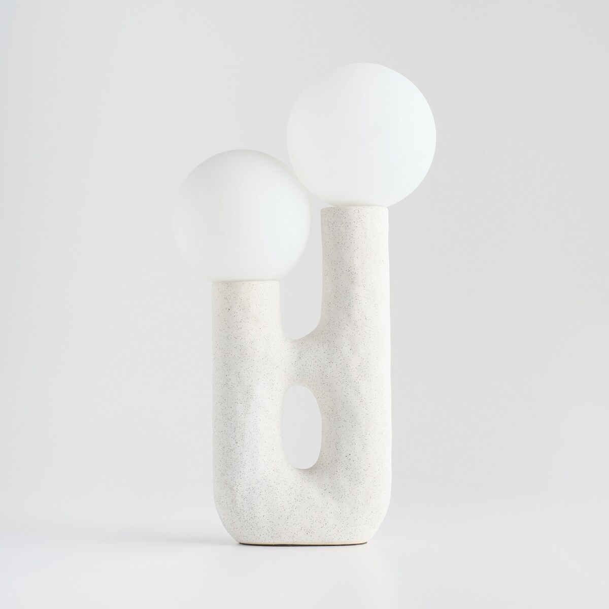 lampa stołowa z kloszem w kształcie kuli handy