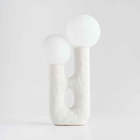 lampa stołowa z kloszem w kształcie kuli handy