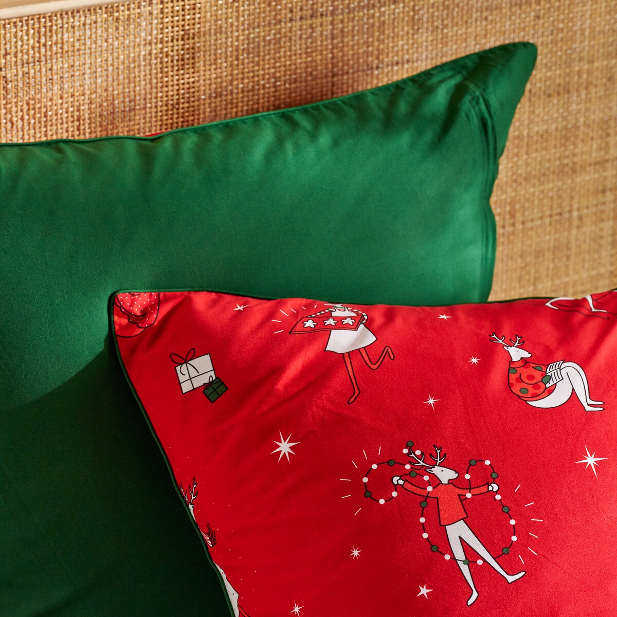 Pościel bawełniana z lamówką Olinerini 160x200 cm z motywem renifera