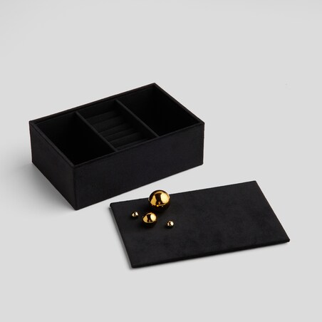 Welurowa szkatułka na biżuterię z ozdobnym zapięciem breta