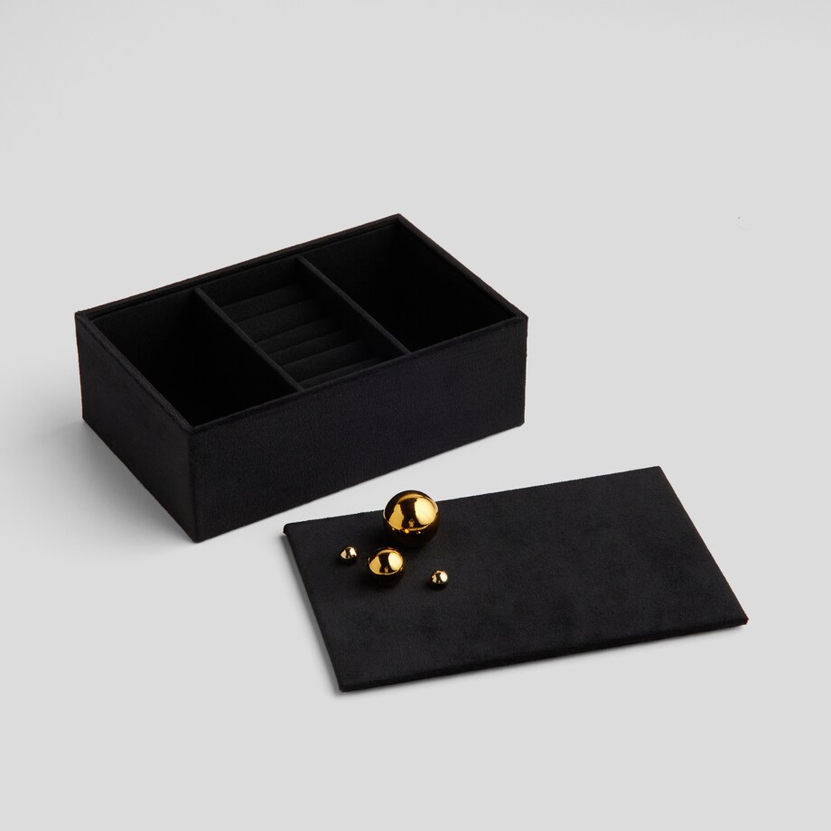 Welurowa szkatułka na biżuterię z ozdobnym zapięciem breta