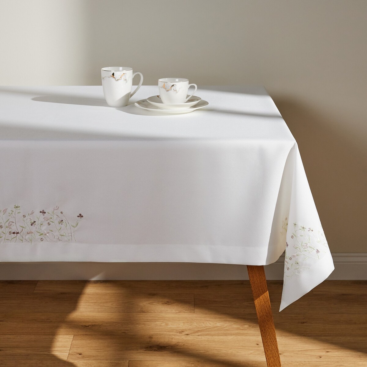Obrus Haftowany Pineli 150x220 cm z motywem kwiatowym