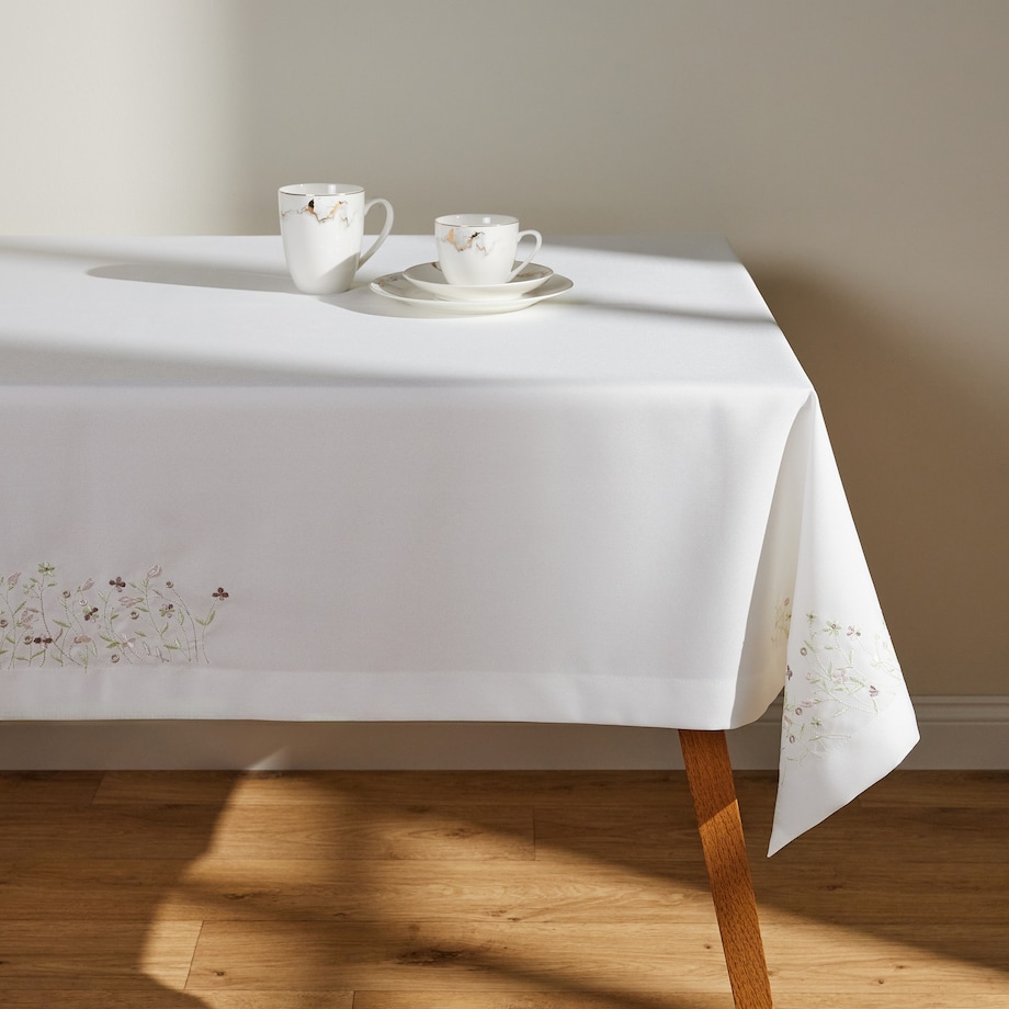 Obrus Haftowany Pineli 150x220 cm z motywem kwiatowym