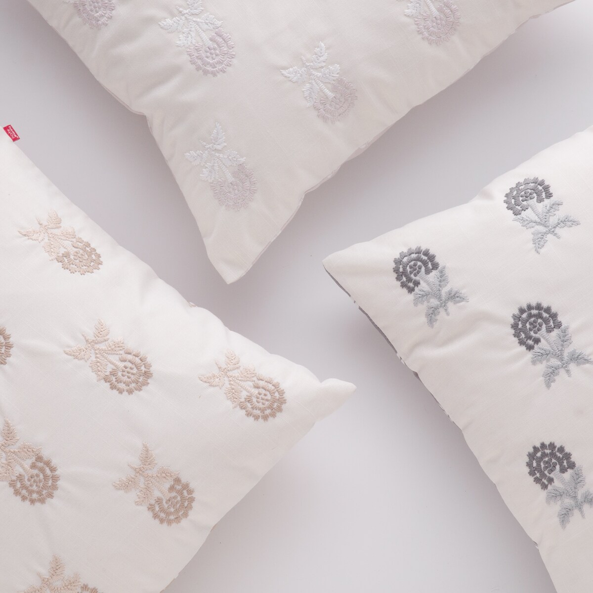 Poszewka Haftowana Rajat 45x45 cm z motywem roślinnym