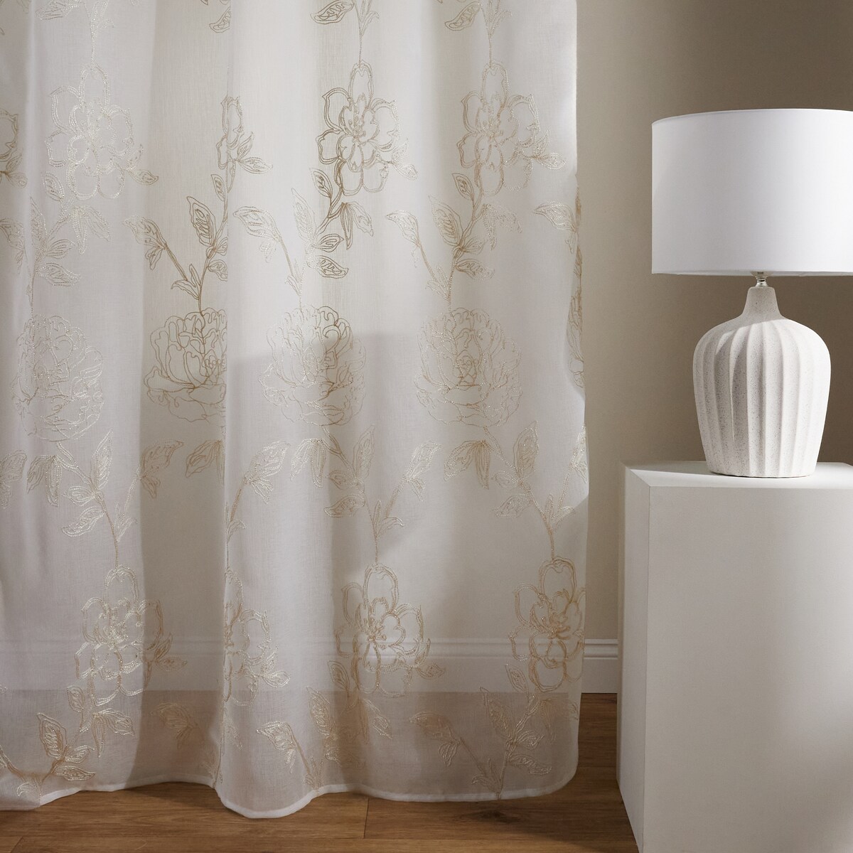 Firana haftowana Edvina 140x250 cm z motywem kwiatowym